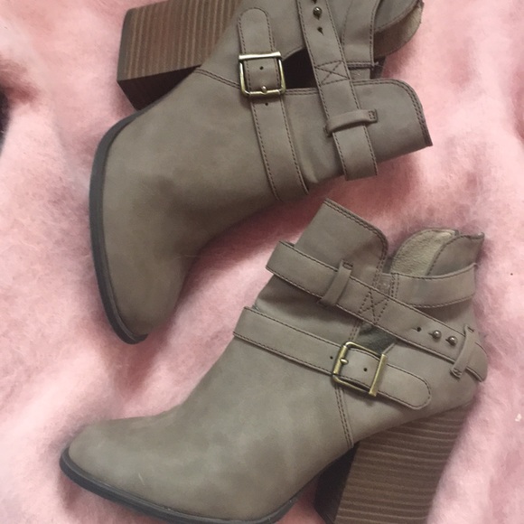 Mudd Shoes - Mudd taupe boots